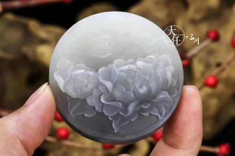 如果紫色调大于灰色调的又被称为"烟紫玉", 越是极品的烟青,紫色的
