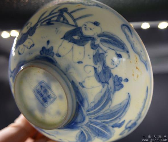 大明成化年制款透光薄胎青花瓷"婴戏图"成化碗
