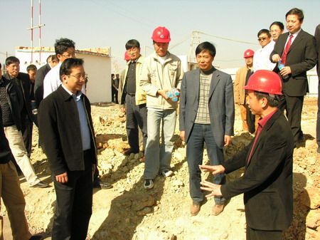 安厦集团董事长冯玉华向高副省长介绍工程进展