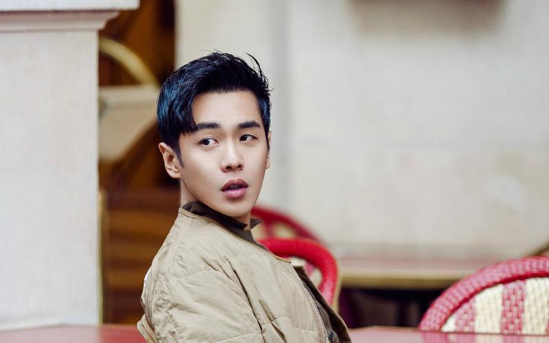 张若昀型男魅力街拍图片桌面壁纸