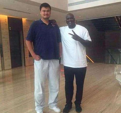 和姚明合影有多尴尬?奥尼尔瞬间小鸟依人,哈登刚到大姚肩膀