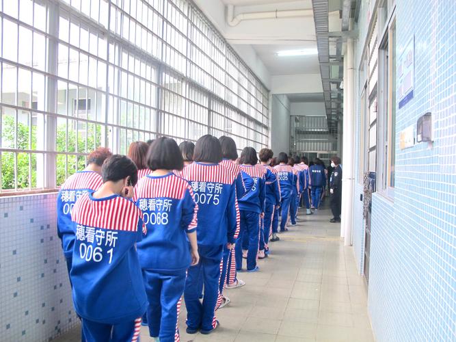 市二所安全转押30余名女在押人员