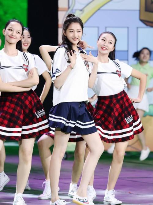 关晓彤迪丽热巴同穿校服,相差5岁,一个少女,一个大妈!