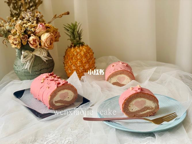 草莓奶冻脆皮梦龙卷蛋糕