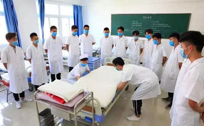 那些读卫校的男生,真的是活在女人堆里的国宝?