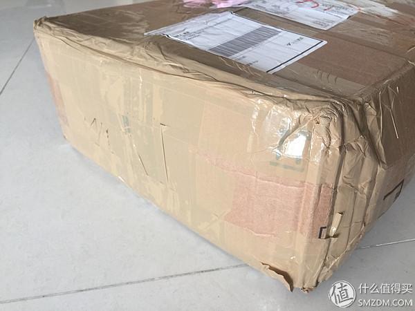 包裹的纸箱是直接用的亚马逊的,纸壳软软的,很担心里面的货品会不会