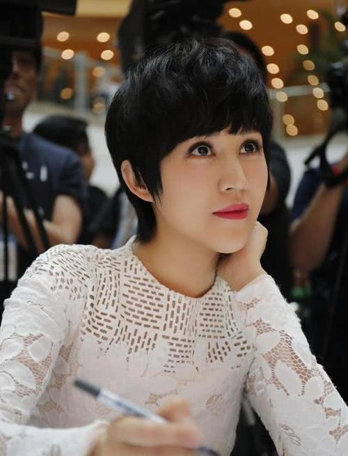 42岁的鲍蕾惊园了,换了个新发型,看上去就像是90后(2)