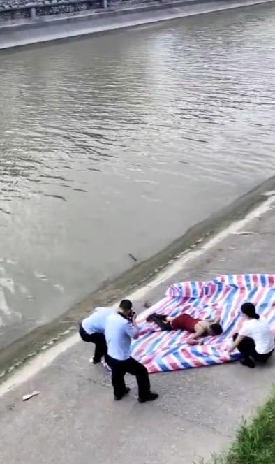 江苏镇江一人溺水身亡还穿着一身大红的衣服