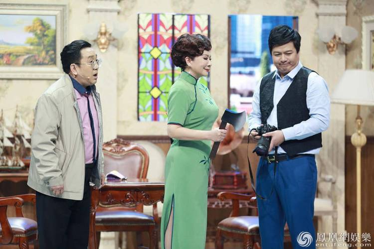 56岁蔡明与老搭档句号重聚 却让傲人身材抢了镜