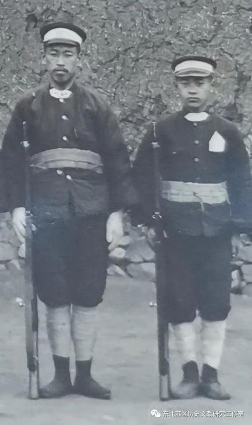 他们是身着国民政府制服的伪满警察.