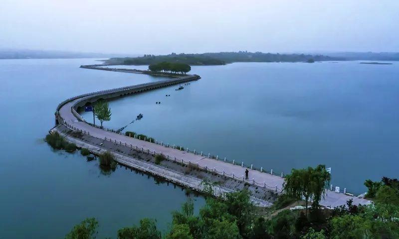 踏着欢呼与呐喊 一同在文昌湖跑道上挥洒汗水吧 来 源: 大众网淄博