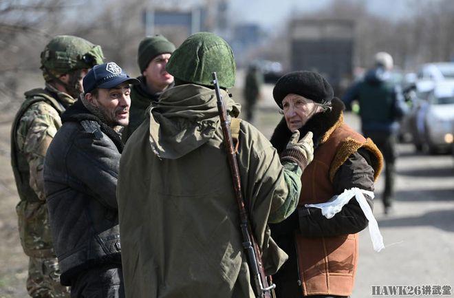 战地报道顿涅茨克民兵肩扛莫辛纳甘狙击步枪检查乌克兰难民