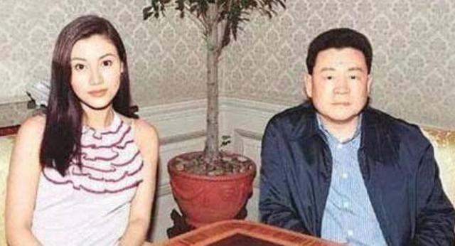 高智商刘銮雄风流史被28位情妇坑65岁娶娇妻继承遗产