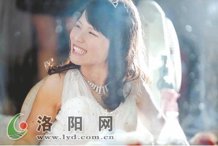 各界人士爱心参与助脑瘫女孩晶晶披上婚纱做最美新娘