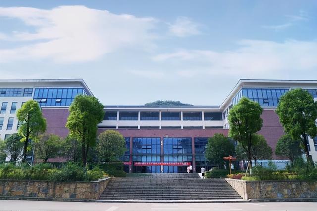 贵阳护理职业学院在贵州职业学院中未进入前10名,不过,办学历史很长
