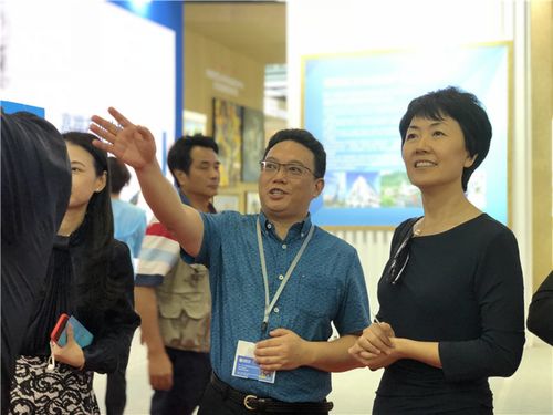 公司董事长朱文臻(左) 中共中央对外联络部信息传播局局长孙海燕(右)