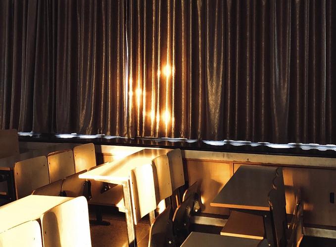 黄昏教室的窗帘