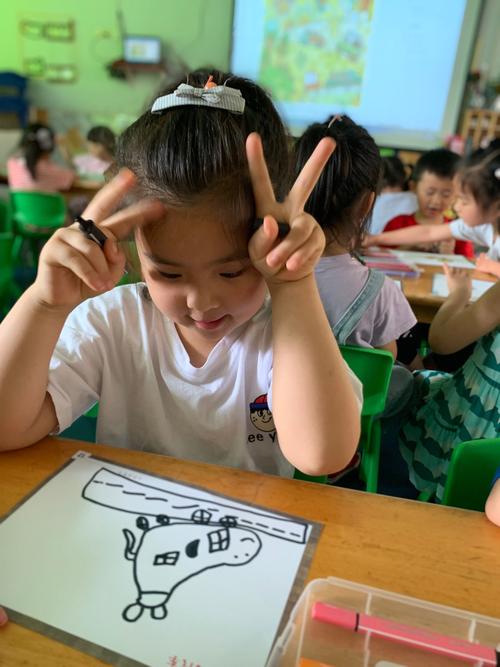 创意绘画"怪怪的汽车"