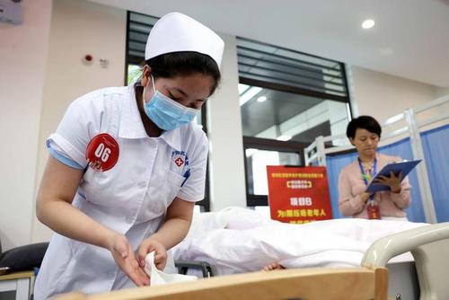 7月9日,在合肥市瑶海区首届养老护理员职业技能大赛现场,选手参加