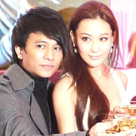 张馨予同男友共赴聚会 现场甜蜜照疑歌手欢子