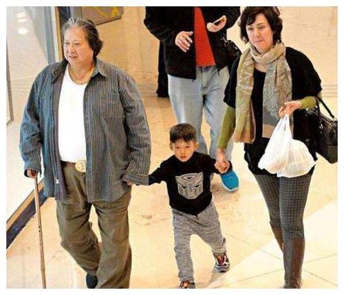 洪金宝前妻近照意外曝光与儿孙共享天伦颜值不输高丽虹