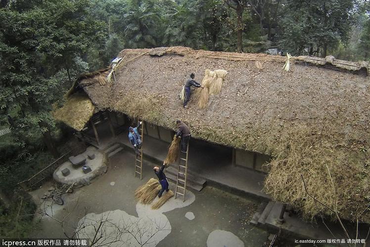 人类最早没有房子,居住在树枝搭起茅棚里,山洞里;随着社会的进步,鲁班