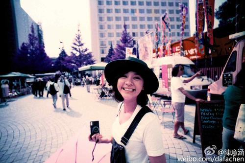 元气美女陈意涵活力街拍桌面壁纸