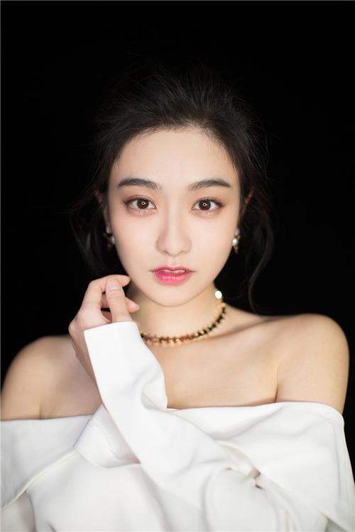 演员孙雪宁最新写真曝光 大秀香肩尽显女性柔美一面