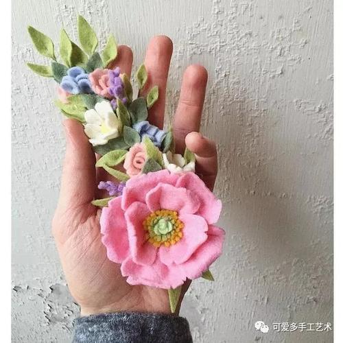 戳视频进修不织布小花的做法 以上做出来的立体花假如不想做成头饰