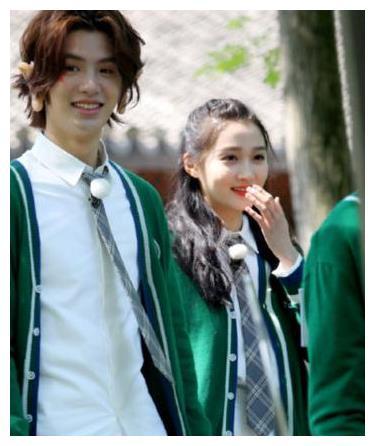 关晓彤腿精引热议?与183黄明昊同框行走,看清腰线:我已跪!