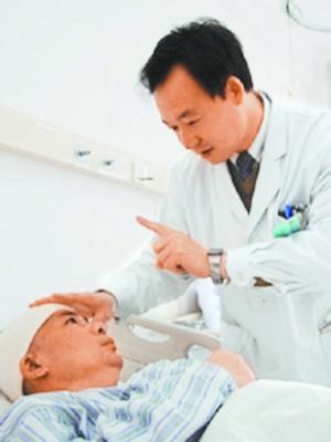 医师介绍当中,天坛医院神经外科的张俊廷简介下面的患者留言密密麻麻