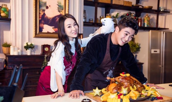 杜江怕霍思燕长妊娠纹和腿脚浮肿,每天晚上都帮她用专门的按摩霜按摩