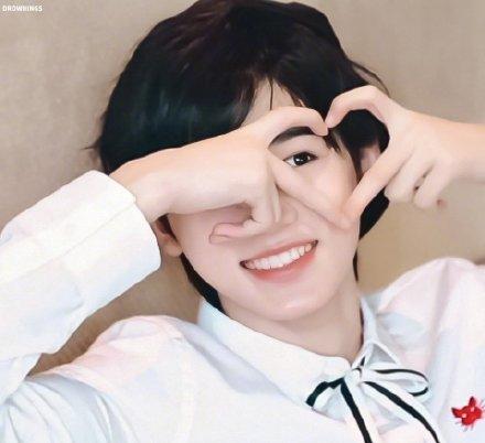 宋亚轩花式比心合集谁能拒绝这么可爱的小甜豆呢67676767