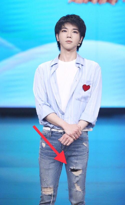 华晨宇裤子破洞太大,看到裤兜掉出来东西的颜色,网友