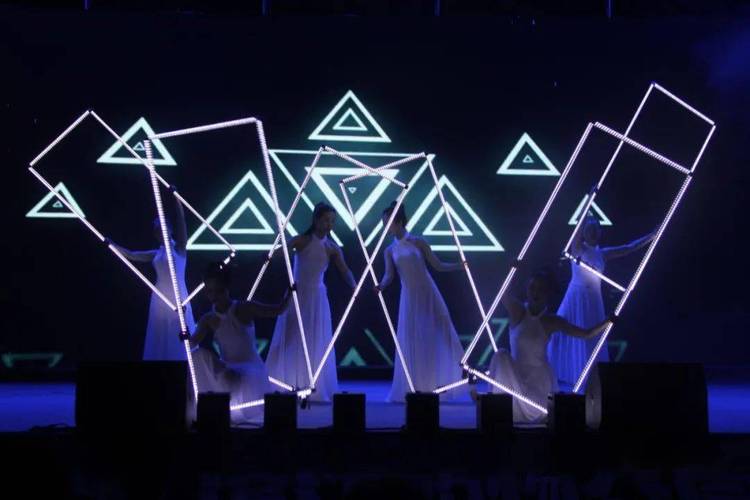 一只舞蹈——时空之门象征着各个商家天南海北共同入驻云阳这块天地都