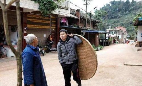 「自贡」荣县网络人士"筲箕哥"靠传统竹编走红网络
