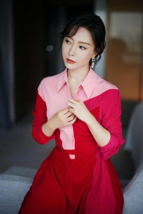 陈数才是"阿姨圈顶流",穿红粉拼接连衣裙令人大开眼界