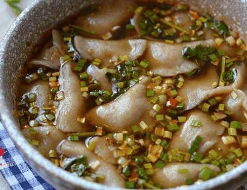 这个饺子在南方被称为芋饺.从这名字里就能看出,是芋头做的.