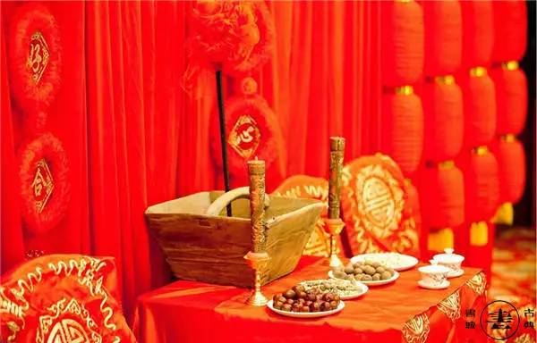 天地桌多置于院中,桌上放大斗,尺子,剪子,镜子,算盘和秤,称为"六证"