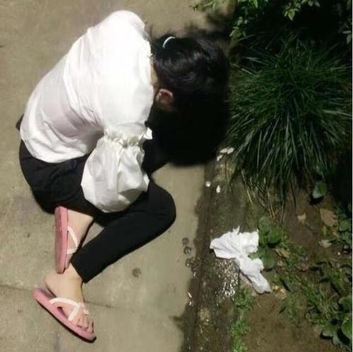 深夜偶遇醉酒女大学生,路人做了1件事儿,网友直呼:桃花运来了