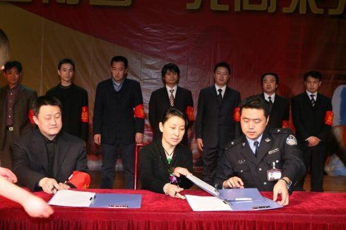 图:建外派出所陈龙波所长,秀水街董事长李艳红女士,秀水街商户代表