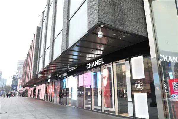 2014年6月,香奈儿在成都的第一家精品店亮相成都ifs,该门店也肩负着