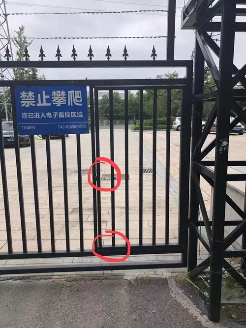 胶南天一畔城某小区消防通道处的铁门常年关闭,竟是被物业焊死了!