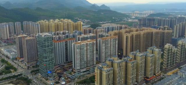 贵州兴义市繁华的街道,一座正在崛起的小城市