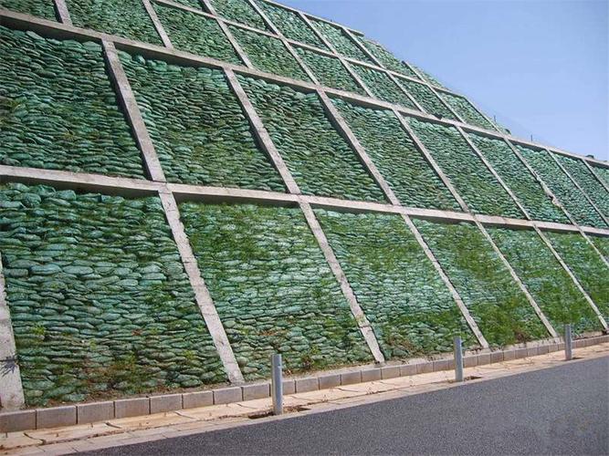 广西河塘边坡采用植生袋护坡种草稳固边坡长期复绿