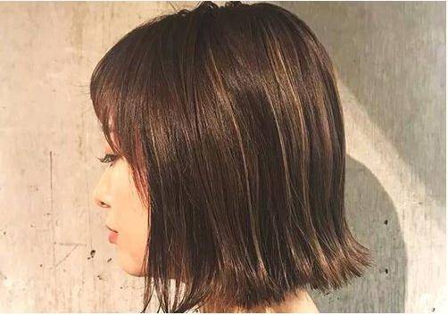 圆脸女生碎发刘海短发发型