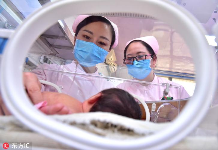 2019年1月1日,在河北省石家庄新乐市医院新生儿病房,医务人员正在对