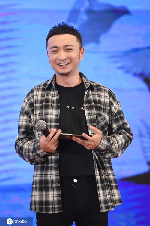 撒贝宁尼格买提等同框亮相 61岁倪萍状态年轻