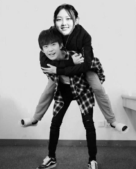 这是一个阳光明媚的早晨,千玺和女友来到超长,坐在草地上合拍,画风