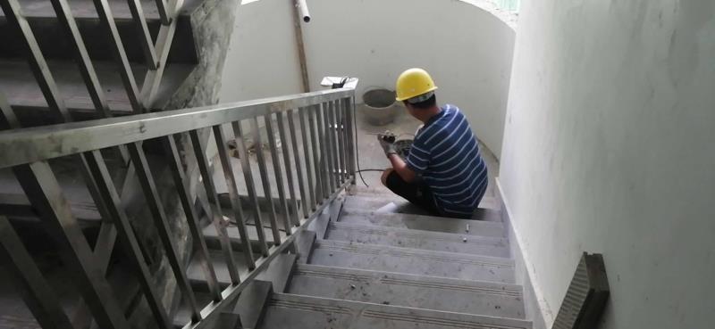 1栋楼梯踏步挡水面贴砖